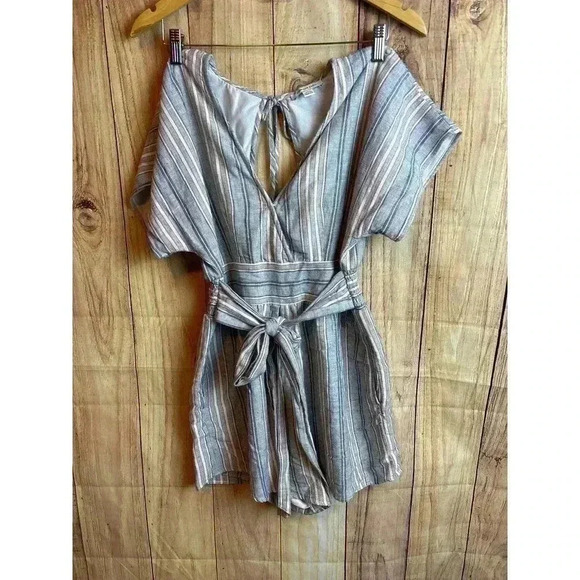 American Eagle Romper with Pockets Wide Sleeve Size M - Picture 2 of 10